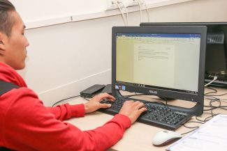 Jeune homme devant un ordinateur 